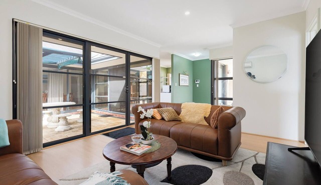 Charming 3 bedroom, 2 bathroom home Tuart Hill home! Perfectly located between Perth CBD and the coast. Sleeps 6 with a king, double & adjustable single beds plus reverse cycle air-con in every bedroom. Ideal for families, couples and longer stays. in Tuart Hill