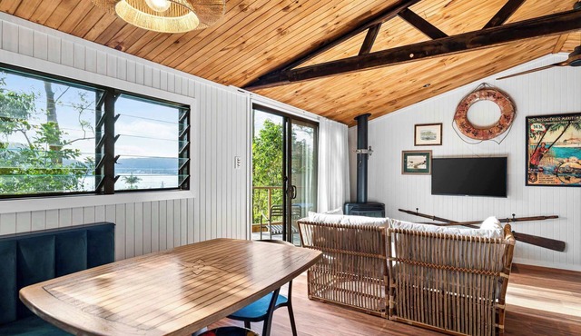 Charming Cabin | Water View, Fire Place in Pretty Beach
