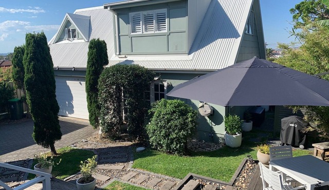 Charming light filled cottage just 150 metres from Merewether Beach and baths. in Merewether