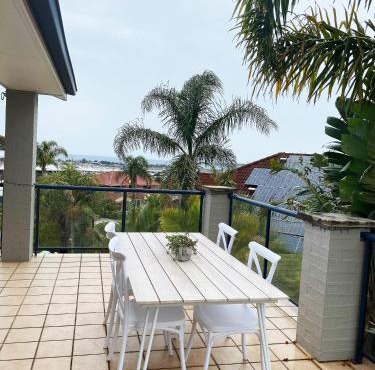 Cheerful/family friendly home with water views in Shellharbour