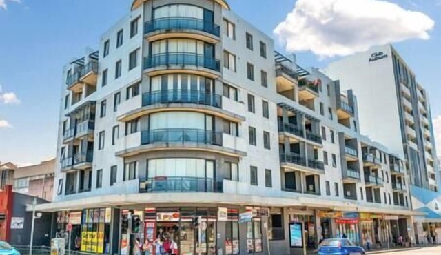 Chic Boutique 2BR Apt | Walk to Station w/Parking in Auburn