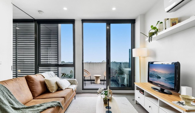 Classy 1-Bed Unit on High Street with City Views in Northcote