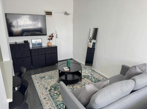 Clean Bright Studio Apartment - Walkable Location in Melbourne