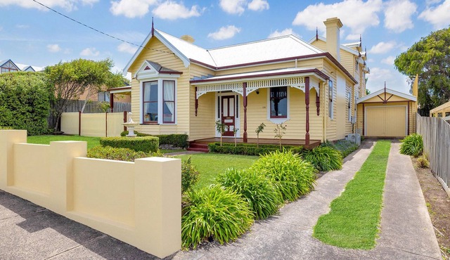 Close to beach, restaurants and town center. in Warrnambool