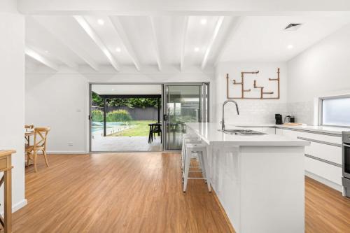 Coastal Family Escape, Pool, Yard & 150m to Warilla Beach in Barrack Point