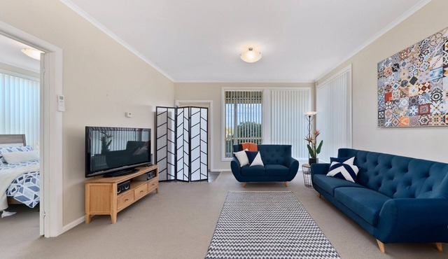 Coastal Get Away - Home close to Marina, where you get the Maria Island Ferry in Triabunna