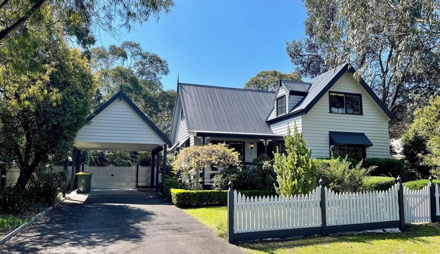 Comfortable large family home, pet friendly, short stroll to beach in Silverleaves