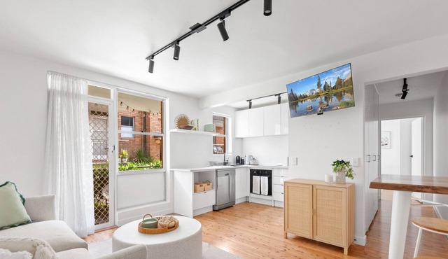 Cosy & Bright 1-Bed Apartment Close to the Beach in Dee Why