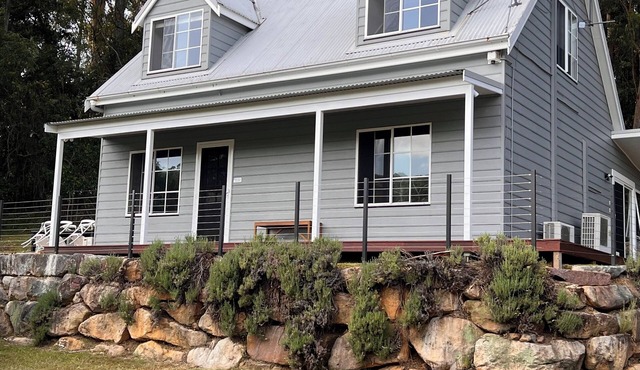 Cottage Hill Creek: guest house near beach & bush in MacMasters Beach