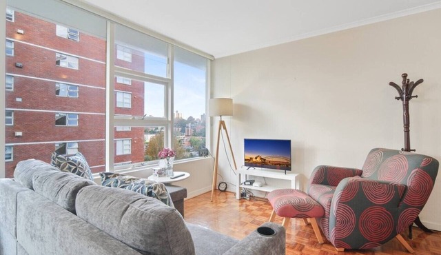 Cozy 1 Bed Harbour View Apartment and Free Carpark in North Sydney