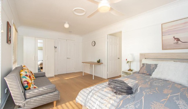 Cozy Studio Suite in House - Private Kitchen Bath in Rochedale