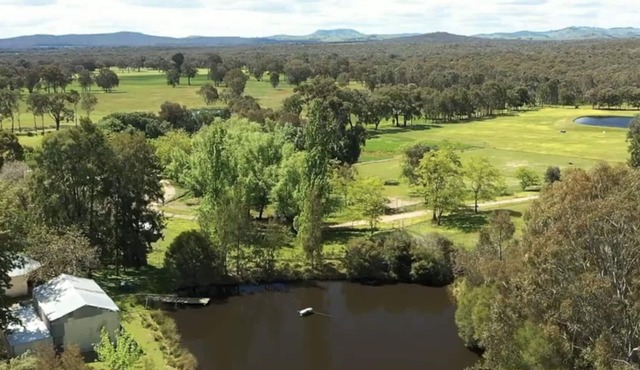 Delightful Miners Cabin located within Willuna Sanctuary in Beechworth