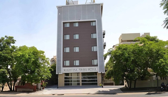 Deluxe Hotel Navjivan