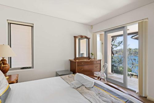 Deluxe Waterfront Queen Room in Caringbah South - Gorgeous Views All Around - Shared Bathroom in Lilli Pilli