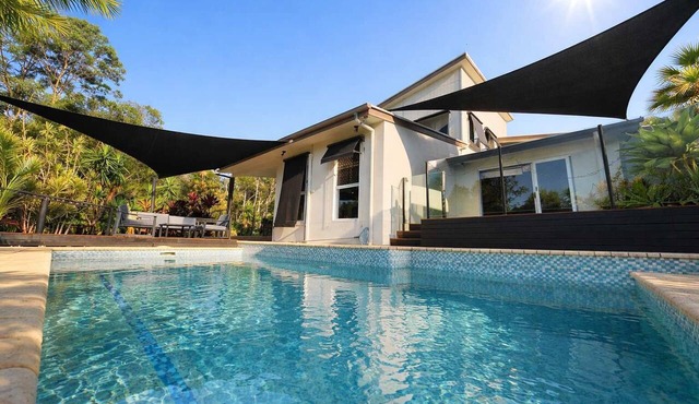Dreamworld Home with Pool, BBQ, WI-FI and Backyard in Oxenford