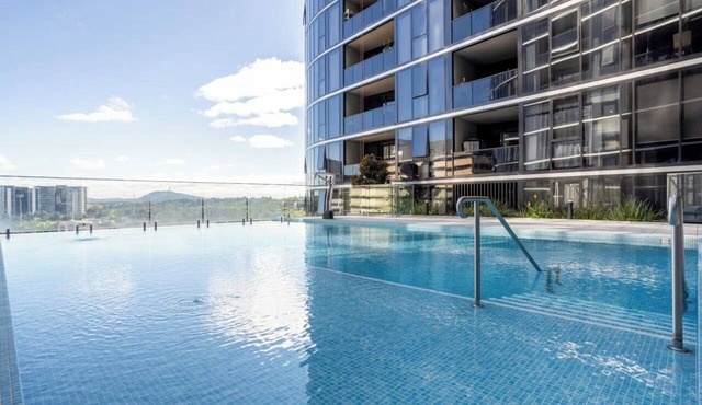 Elegant 2BR Retreat with Pool, Parking and Balcony in Phillip