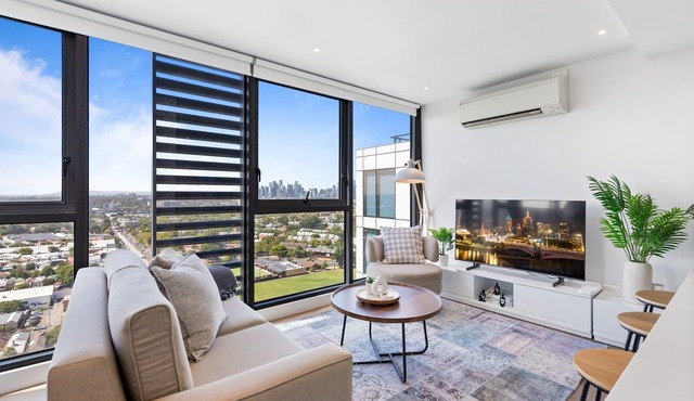 Elegant Inner-West 2-Bed with City Views & Pool in Flemington