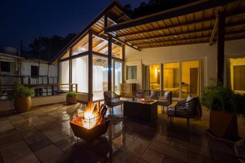ELIVAAS Signature 6 BHK with Balcony & Lake View - Antarmann Casa Zenith in Bhīm Tāl