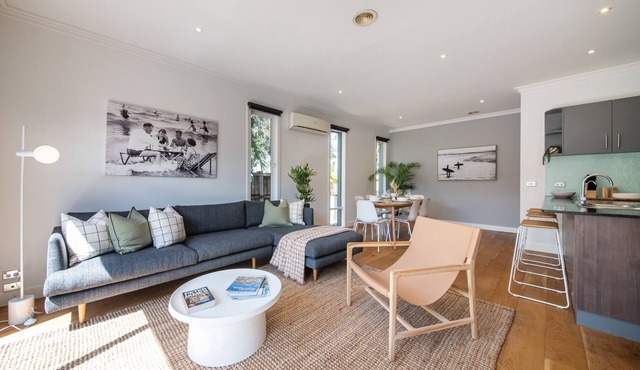 Entire 4 Bed 2 Bathroom home with Garden and Parking. 15 Min walk to beach! in Mordialloc
