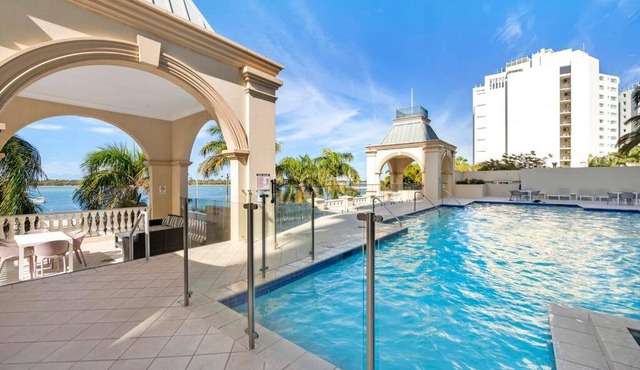 Exceptional Luxury ~ Broadwater Beauty ~ Free Parking ~ Top Location in Gold Coast