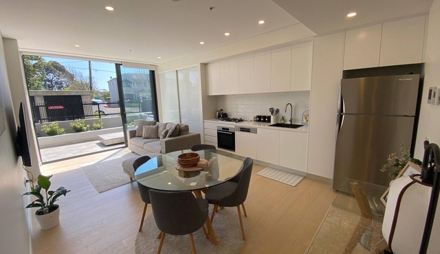 Executive Oasis | Chic 1BR + Courtyard Retreat in Engadine