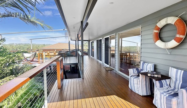 Fab 3-Bed Stay with Great Outdoors & Water Views in Surf Beach