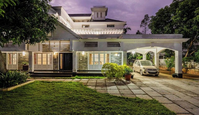 Family Friendly Private Pool Villa, Kochi Near Kadamakudi and Lulu