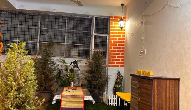 Feel at Grand Hotel ! Cozy Rustic Wood Panelled Pvt Room with Free Parking