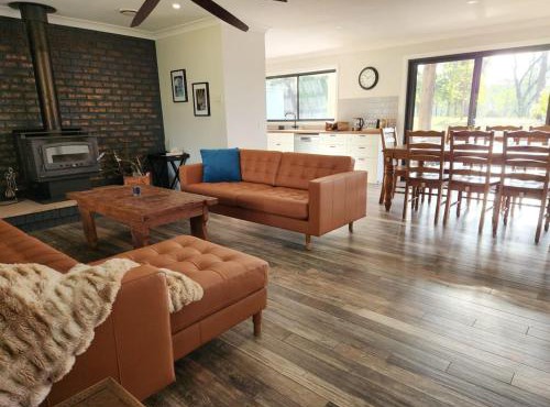 Fettlers Lodge zigzag railway peaceful acreage in Newnes Junction