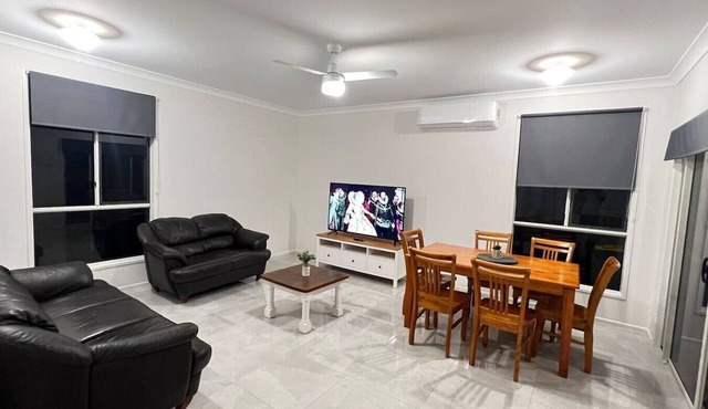 Fully A/C Modern 4BRH | Ensuite, 2 Bathrooms & Garage UP TO 14 GUEST in Hillcrest