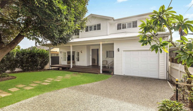 Garden Firepit Manor | Umina Beach, Sleeps 12 in Umina Beach