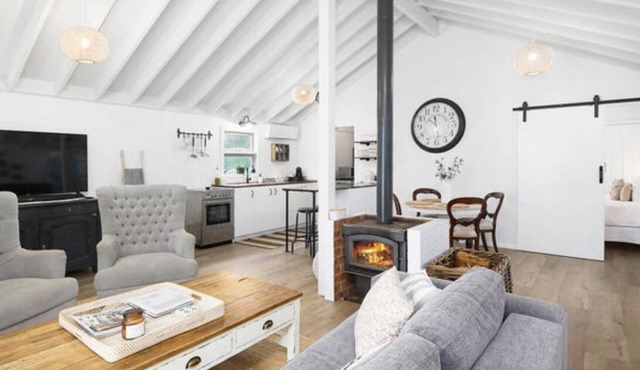 Getaway from the city and retreat to our picturesque cozy farm cottage in High Range