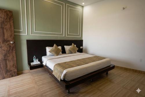 Gharonda Manor-A Home Beyond Home -Best Luxury Budget Stay Near ISBT