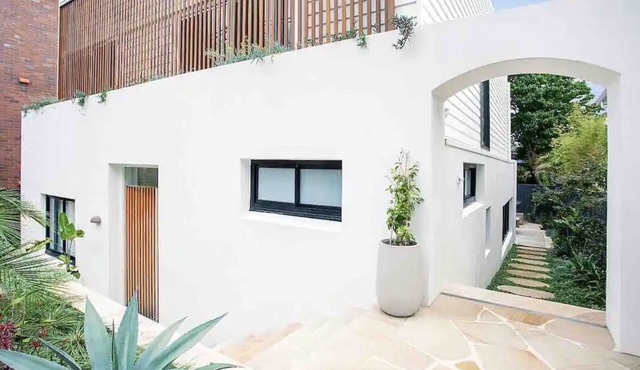 Gorgeous new designer beach home walking distance to beaches and cafes in Bronte