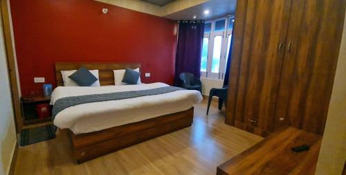 Goroomgo GP Lake View Mall Road Nainital - Prime Location & Luxury Room - Excellent Customer Service Awarded in Nainital