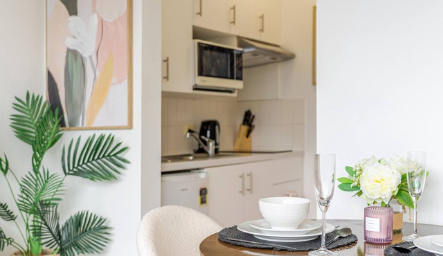 Harbour Bridge Views & Luxury Living – Pool, Gym & Parking in Milsons Point