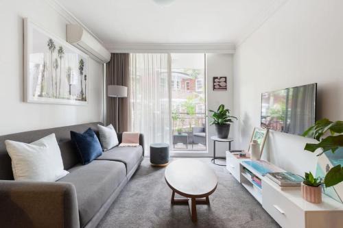 Harbourside Style, 2 Bed, A/C, Pool -Elizabeth Bay in Sydney
