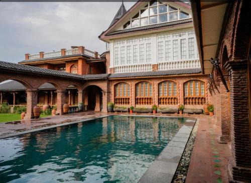 Hazaar Dastaan Kashmir in Srinagar