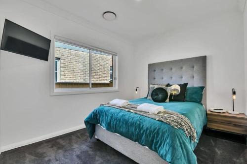 Hideaway on Curran - Modern & Comfy Retreat in CBD Firepit in Orange