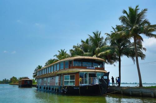 Hills & Cruise Luxury Houseboats