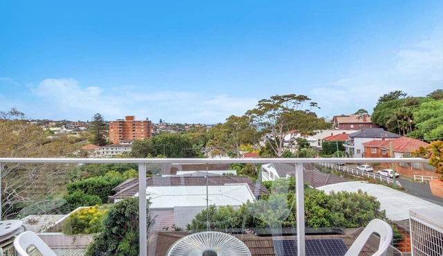 Hilltop Bronte Escape with Balcony & Nice Views in Bronte