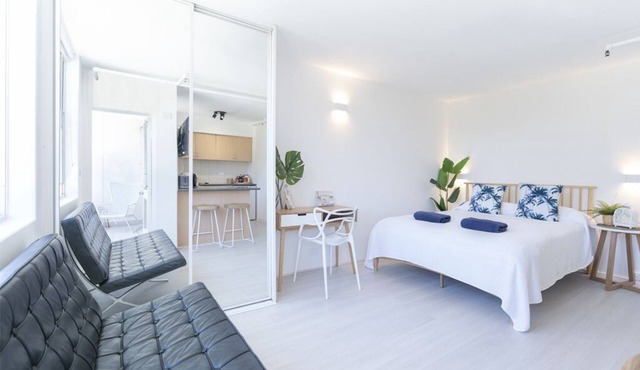 HolidayRento Bondi Rooftop Pool & Air Con Studio