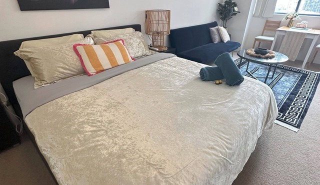 Homely large studio with WiFi, gym pool & hot tub in vibrant Haymarket in Haymarket