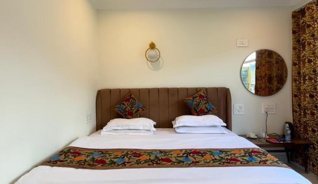Hotel Crescent in Srinagar