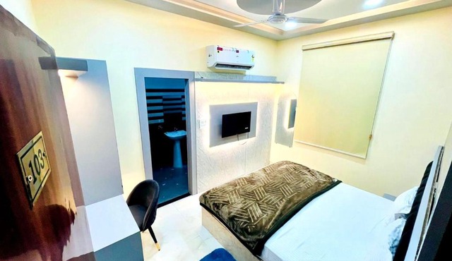 Hotel DK Palace Vrindavan - Walking Distance to Prem Mandir in Vrindāvan