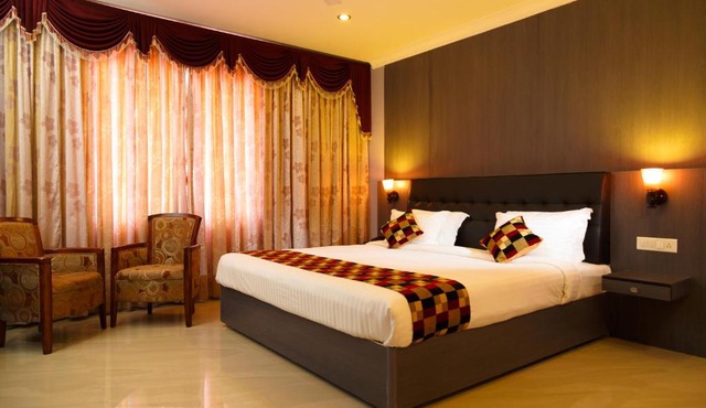 Hotel Gopalapuram International in Pollāchi