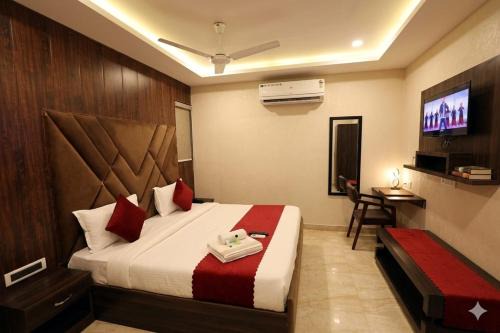 Hotel Grand In Near 2 Min From Vaishali Metro Station