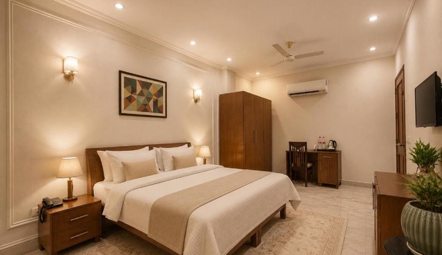 Hotel Heaven Silk 108, Near Galleria Market & Phase I Metro