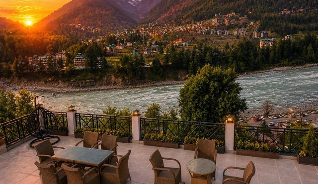 Hotel Hollywood Manali - Scenic River & Mountain View With Premium Rooms Near Mall Road