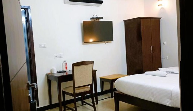 Hotel Jheel Mahal near City Palace